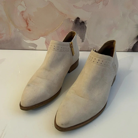! Italeau cream  suede booties size 7 - Picture 1 of 7